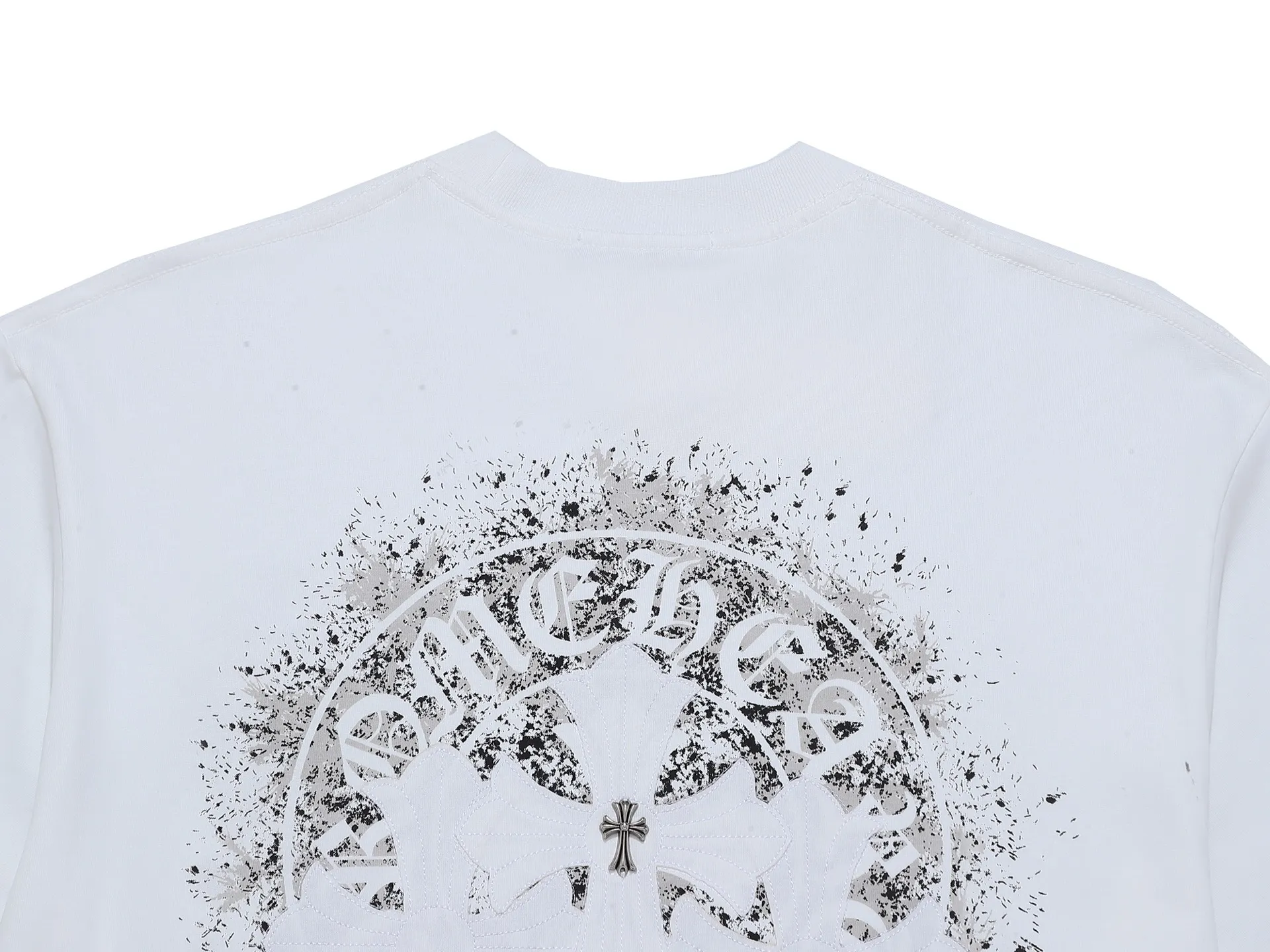 P170 280g exclusive version] Chro*e Hets Chro*e Hets 𝟐𝟎𝟐5 Spring and Summer Hand-made appliqué + needle high-density embroidery + fine dot gradient printing + high-definition handmade hardware decoration round-neck short sleeves 2025SS latest short sleeves adopt inherited hand-made appliqué. Needle embroidery is a form of high-density embroidery, which is in the same category as patch embroidery in Chinese Suzhou embroidery! The embroidery method is to cut the applique cloth according to the pattern requirements and paste it on the embroidery surface. Cotton and other materials are padded between the applique cloth and the embroidery surface to make the short-sleeved pattern bulge and have a three-dimensional effect. After the applique cloth is pasted, various stitches are used to lock the edges. The patch embroidery method is mainly based on pattern blocks, and the style is unique and elegant! After that, a high-density embroidery machine with 10,000 needles is used to position, fix, and cover. The appliqué embroidery uses the same color embroidery as the short sleeves, maintaining the uniformity of the color! The pattern inside the appliqué is embroidered in natural color, making the pattern of the appliqué consistent with the surface fabric, creating a low-key and luxurious fashion sense! ‌ Gradient printing‌ is a design technique that gradually transitions through colors. Gradient printing creates a visual extension and expansion effect through subtle changes in color, making the design more vivid and layered. The production process of gradient printing is relatively complex and usually requires multiple color adjustments and multiple treatments. Take Louis Vuitton's presbyopic gradient rendering printed short-sleeves as an example. The gradient effect is achieved through high-temperature washing four times, and the color is adjusted up to 15 times to ensure that the color transition is natural and without color difference. This fine process makes gradient printed products have a high-end texture!  The cross patterns on the front and back are also decorated with high-end handmade hardware, making the entire embroidery gleaming and full of high-end embellished with metal buckles. It is looming, adding a dazzling brilliance and high quality. With a sense of luxury, we all know that Crowe's jewelry craftsmanship is a long-standing traditional hand-made craft. This is why Crowe's jewelry has been world-renowned since 1988 in Hollywood. Every hand-made boutique is a work of art that is difficult to copy, with unique style, exquisite design, and careful customization. Crowe's creativity and imagination make Crowe clothing difficult to surpass! It is a unique classic fashion! The metal decoration is unique to Crow's handmade art customization, full of handcrafted art and unique Crow luxury style!  Handmade high-definition hardware decorations + high-density stitching embroidery ➕ hand-made appliqué + gradient fine dot printing. The creative design of four-layer craftsmanship makes the entire dress show exquisite craftsmanship. The clothing patterns are all made of high-density hand-made appliqué embroidery. The double embroidery is high-end and exquisite, and the patterns are completely combined to echo each other. This short-sleeved shirt has a low-key rock and punk style that is unique to Crowe, and a luxurious style with unique metal craftsmanship. It is simply perfect! The hand-stitched metal buckle on the pattern shows a low-key and luxurious fashion sense from any angle. It is an outstanding, eye-catching and indispensable classic model among many spring and summer new styles! Avant-garde and retro, two styles are displayed on the same piece of clothing, colliding with unique creative sparks. It can be said to be avant-garde, full of personality, fashionable and versatile, and the same style for male and female couples! An excellent hit! Creative design, double embroidery, excellent craftsmanship, exquisite details and first-class feel! An excellent hit! It is made of 280 grams of double yarn and double ply dust-free imported pure cotton fabric. It has been washed and high-temperature shaped and pre-shrunk. The fabric is comfortable and breathable. It will not shrink after repeated washing. The fabric has a high-end and exquisite texture and a first-class feel! High-density embroidery has good firmness and is not easy to fall off! The detail processing is 100% perfect. It looks great no matter how you match it with various styles. High weight and high quality. Exclusive version. Non-market ordinary version. Enlarge real shot details. Instant sale of all versions. Compare at will. Quality is absolutely guaranteed. A must-have for fashionistas. Control it at will. Definitely one for everyone. A must-have for men and women couples! The most 🆕first release, the exclusive first release, the same style for men and women, classic, simple and versatile, and the quality is unquestionable!  Chrome Hearts is a famous Hollywood luxury brand founded by Richard Stark in 1988 with unique design style! The design style combines rock punk, street hip-hop and other low-key luxury styles. It adheres to pure handcrafting and exquisite design, so its value as a work of art has far exceeded the meaning of jewelry.  Color: Black White Size: S M L XL